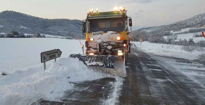 Un camió llevaneus treballa a la carretera a Cardona (Bages), aquest dimarts. Generalitat de Catalunya.