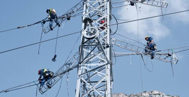 Treballs en una torre d'alta tensió. Endesa