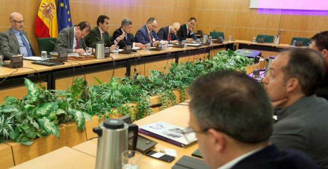 Fotografía facilitada por el Ministerio del Interior de la reunión de los sindicatos policiales y asociaciones de guardias civiles con el secretario de Estado de Seguridad, José Antonio Nieto. | EFE