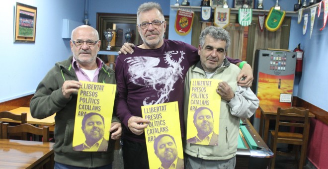 Los hermanos Maxi y Lolo Calero y Domingo Alfonso, amigos y vecinos de Oriol Junqueras y impulsores de la campaña 'Free Junqueras'. M.F.