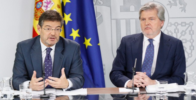 Els ministres de Justícia, Rafael Catalá, i d'Educació, Cultura i Esports i portaveu del Govern central, Íñigo Méndez de Vigo, aquest divendres en la roda de premsa posterior al Consell de Ministres. Pool Moncloa / J.M. Cuadrado.