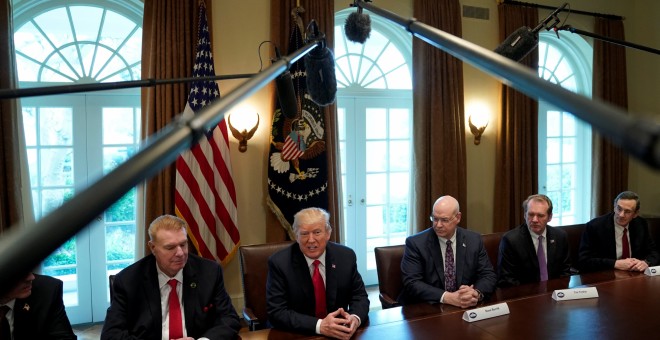 El presidente de EEUU, Donald Trump, anuncia en la Casa Blanca la imposición de fuertes aranceles al acero y al aluminio. REUTERS/Kevin Lamarque