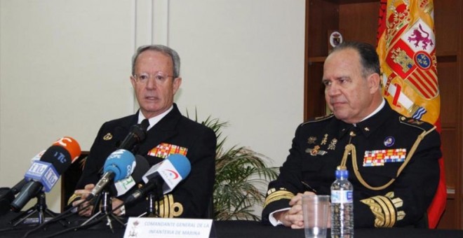 El general de División Juan Chicharro Ortega, a la derecha de la imagen, durante un acto público.