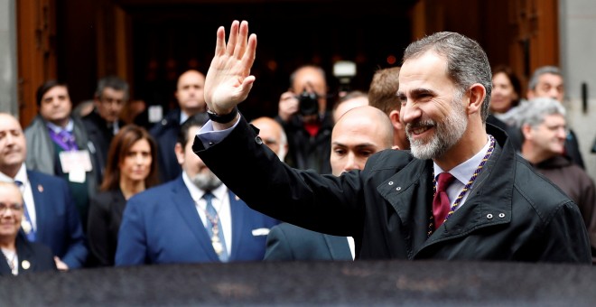 Felipe VI saluda a los fieles congregados en la basílica de Jesús de Medinaceli, en  Madrid. EFE/Chema Moya