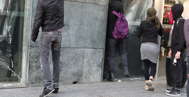 Un activista, en la manifestación anticapitalista del pasado 1 de mayo, en Barcelona, exhibe un chaleco con una impresión de Sons of Anarchy, una serie de televisión norteamericana inspirada vagamente en los moteros racistas de Ángeles del Infierno. Foto