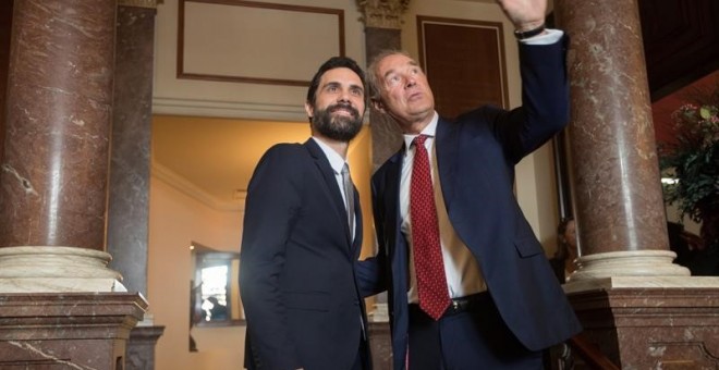 El president del Parlament de Catalunya, Roger Torrent, amb el president del cercle de directius de parla alemanya, Albert Peters, poc abans del col·loqui organitzat pel Círculo Ecuestre / EFE Marta Pérez