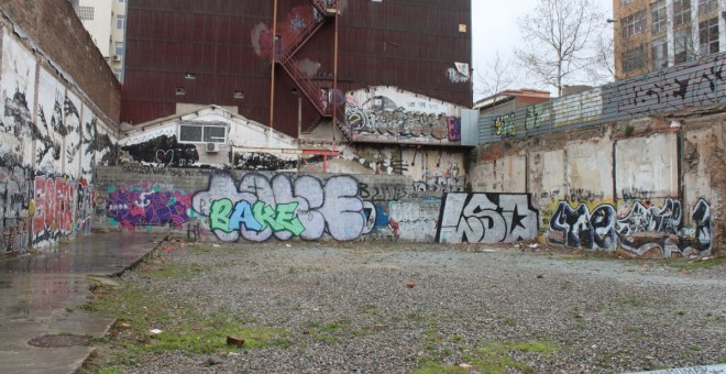 Un descampat visiblement deixat al barri del Poblenou de Barcelona, amb 'molts punts en què la percepció d'inseguretat de les dones és molt alta', segons subratlla la urbanista Sara Ortiz. Marc Font.