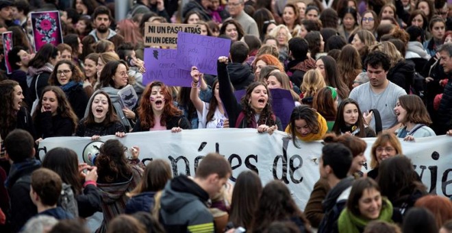 Aspecte de part de la manifestació feminista aquest dijous 8 de marça a la tarda a Barcelona. EFE / Marta Pérez.