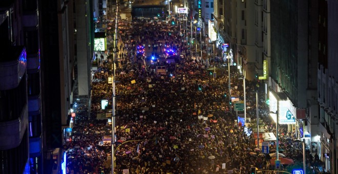 Decenas de miles de personas marchan por la Gran Vía madrileña, en la manifestación del 8M. AFP/Óscar del Pozo