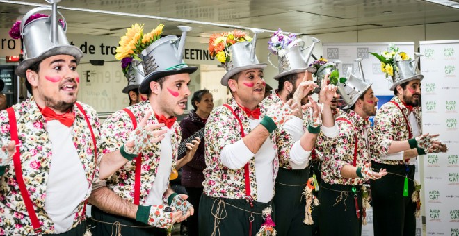 Una chirigota del carnaval de Cadis, aquest dissabte a l'estació de Sants. Fundació Andacat