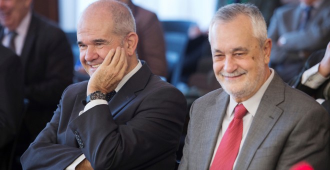 Los expresidentes de la Junta de Andalucía, Manuel Chaves y José Antonio Griñán, durante el juicio de la pieza política del caso ERE en la Audiencia de Sevilla. EFE/ Pepo Herrera