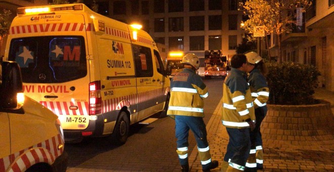 La ambulancia del SUMMA 112 en el lugar donde han fallecido dos menores en Getafe.