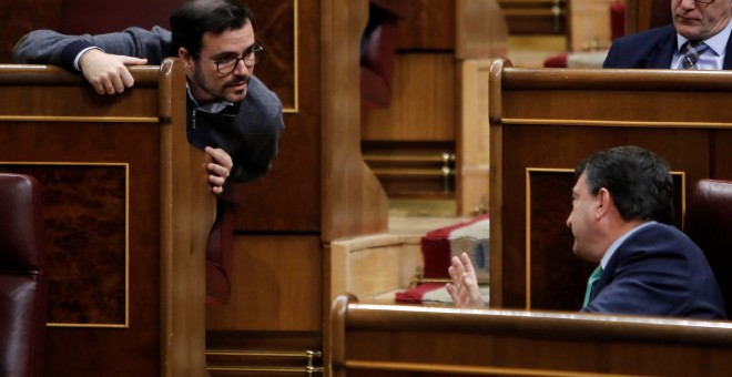 El portavoz del PNV, Aitor Esteban, conversa con el diputado de Unidos Podemos Alberto Garzón durante la sesión de control al Ejecutivo en el Congreso. EFE/Juan Carlos Hidalgo