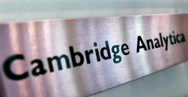 Vista de la placa de las oficinas de la consultora británica Cambridge Analytica en Londres. (EFE/ Andy Rain)