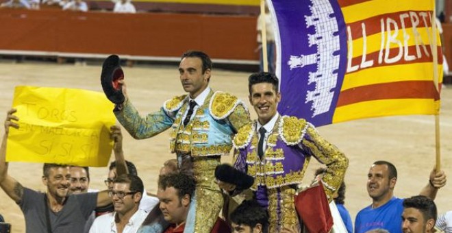 Los toreros Ponce y Talavante, en la plaza de toros de Palma. / EFE