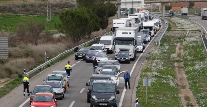 Marcha lenta de coches en la A-2 a la altura de Alcarràs.