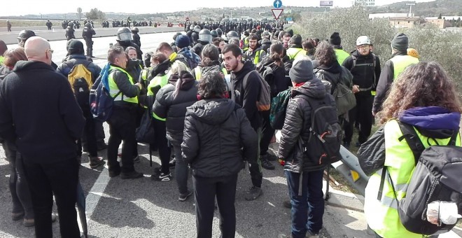 Els Mossos d'Esquadra desallotgen els manifestants que mantenien tallada l'autopista AP-7 des de les 6 del matí / M.Ll.