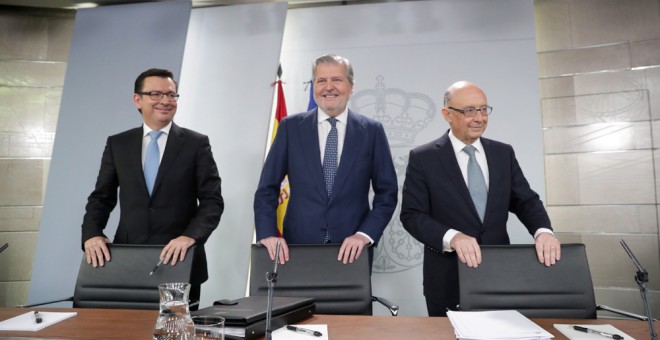 El ministro de Economía Román Escolano, el ministro Portavoz Iñigo Méndez de Vigo, y el ministro de Hacienda Cristóbal Montoro, durante la rueda de prensa posterior al Consejo de Ministros, celebrado en el Palacio de La Moncloa. EFE