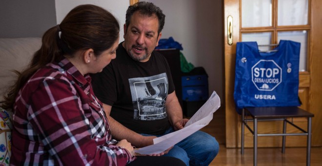 Josefa Fernández y Ricardo Rondríguez, en el salón de la casa que ocupan, propiedad del banco BBVA, en el distrito de Villaverde de Madrid.- JAIRO VARGAS