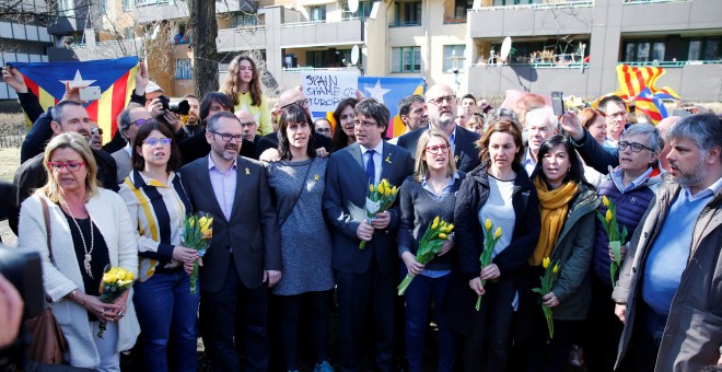 El expresident catalán Carles Puigdemont con otros miembros de JxCat, tras su rueda de prensa en Barlín al día siguien de su salida de la prisión alemana. REUTERS/Hannibal Hanschke