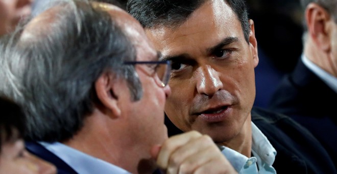 El líder del PSOE, Pedro Sánchez, conversa con el portavoz socialista en la Asamblea de Madrid, Ángel Gabilondo, durante el acto para explicar a los militantes la moción de censura contra Cristina Cifuentes. EFE/Chema Moya