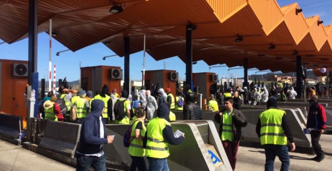 Activistes dels CDR, en una protesta en un peatge d'una autopista catalana