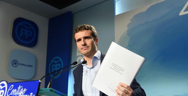 Pablo Casado durante la rueda de prensa en la que ofreció explicaciones sobre su máster. | EFE