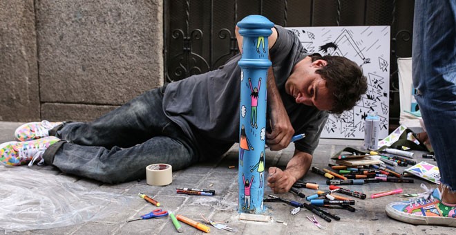 Intervención artística en un bolardo durante el certamen Pinta Malasaña.