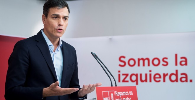 El secretario general del PSOE, Pedro Sánchez, durante la rueda de prensa que ha ofrecido tras la reunión de la Permanente del partido. EFE/ Luca Piergiovanni