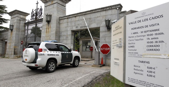 Los peritos que han iniciado los trabajos previos a la exhumación de los restos de cuatro personas en el Valle de los Caídos han llegado escoltados por patrullas de la Guardia Civil. EFE/Paolo Aguilar