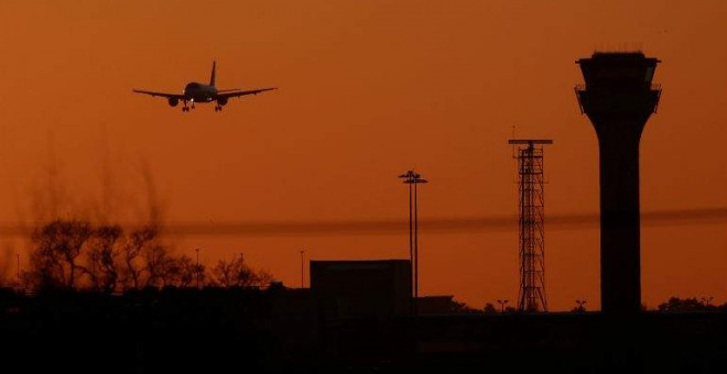 Un avión de pasajeros se prepara para aterrizar en el aeropuerto londinese de Luton. REUTERS/Peter Cziborra