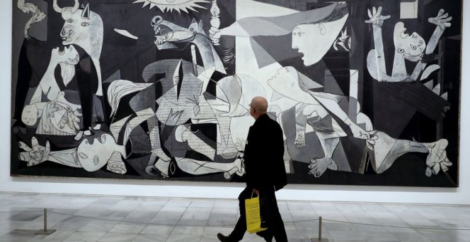 Un visitante pasa frente al Guernica, en el Museo Reina Sofía. / EFE