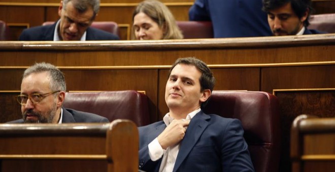 El líder de Ciudadanos, Albert Rivera, y el portavoz del grupo en la cámara baja, Juan Carlos Girauta, durante el Pleno en el Congreso de los Diputados. - EFE