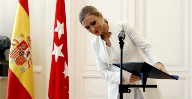 Cristina Cifuentes durante la rueda de prensa en la que ha anunciado su dimisión como presidenta de la Comunidad de Madrid. - EFE