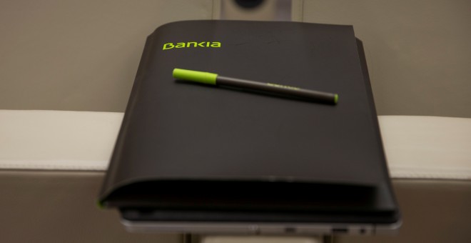 El logo de Bankia en una carpeta en la sede de la entidad financiera. REUTERS/Sergio Perez