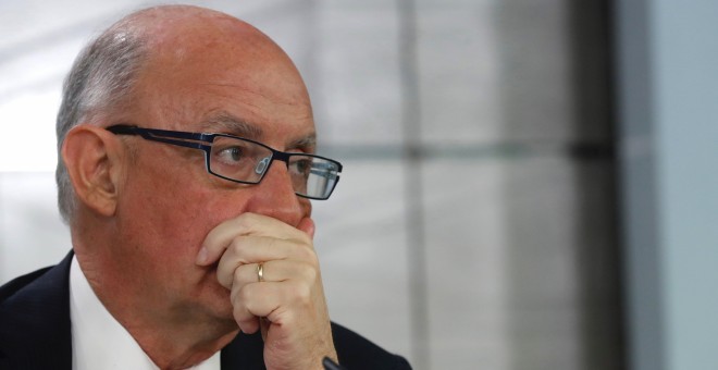 El ministro de Hacienda Cristóbal Montoro, en la rueda prensa tras la reunión del Consejo de Ministros, en el Palacio de la Moncloa. EFE/Ángel DÍaz