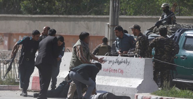 Imagen de heridos tras el ataque en Kabul. REUTERS