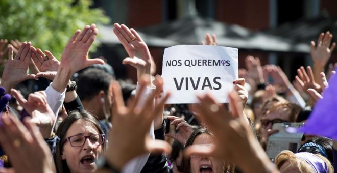 Concentración feminista contra el fallo judicial de La Manada en la Puerta del Sol, coincidiendo con el acto conmemorativo de la Fiesta del 2 de Mayo, celebrado en la Real Casa de Correos de Madrid. EFE/Luca Piergiovanni