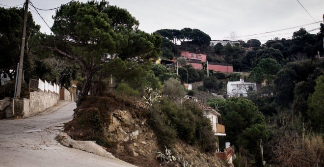 Un dels carrers sense asfaltar de la urbanització del Bosc d’en Vilaró. / Carles Palacio.