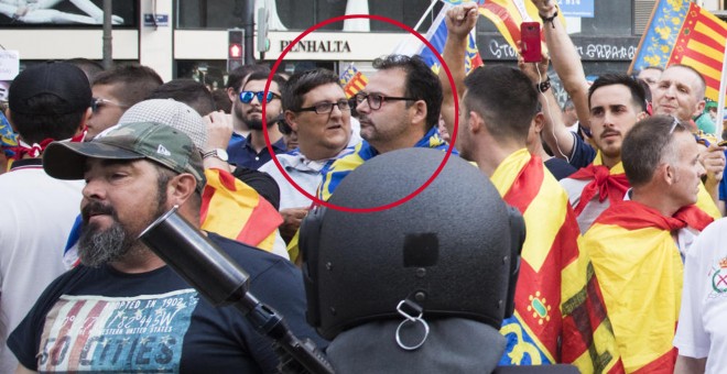 Jesús Hernández Motes, presidente de InterAgrupación, y su exvicepresidente Pedro Pons, juntos, ambos con gafas, junto a los Ultras Yomus el 9 de octubre en Valencia.  ARCHIVO