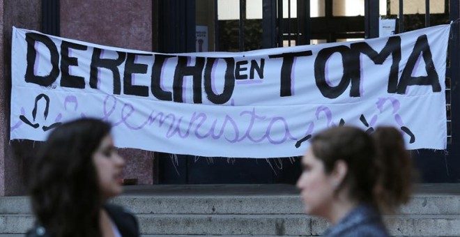 Dos mujeres conversan frente a la facultad de Derecho de la Universidad de Chile, donde tiene lugar una 'toma feminista' desde el 27 de abril, en Santiago (Chile)./ EFE