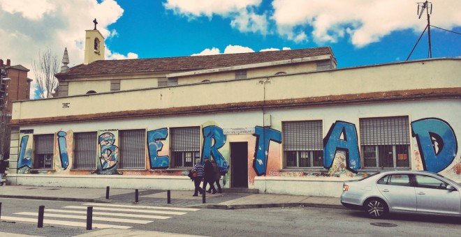 La palabra 'Libertad' pintada en un graffiti en la fachada de la Iglesia San Carlos Borreomeo del barrio de Vallecas, Madrid. / @entreborromeos