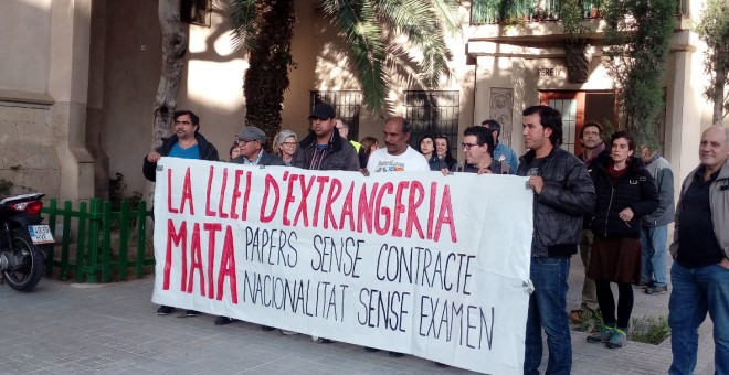 Un grup d'immigrants portant una pancarta reivindicativa, abans de començar la tancada a l'església del Sagrat Cor, al barri del Poblenou de Barcelona. / Javier Borràs.