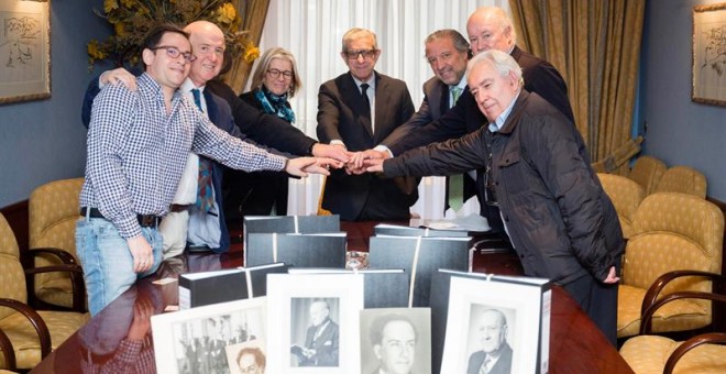 Fotografía facilitada por la Fundación Unicaja de la reunión mantenida hoy con los herederos de Antonio y Manuel Machado/EFE