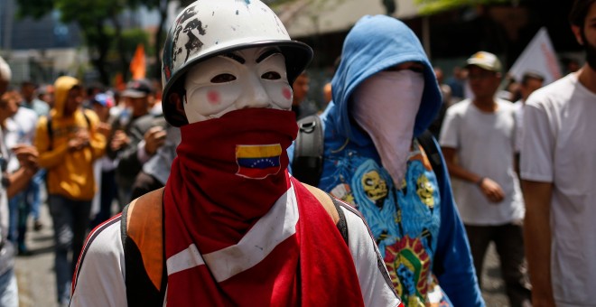 Manifestantes opositores participan en una marcha hasta la sede de la Organización de Estados Americanos (OEA), en Caracas, contra las elecciones presidenciales en Venezuela. EFE/Cristian Hernandez