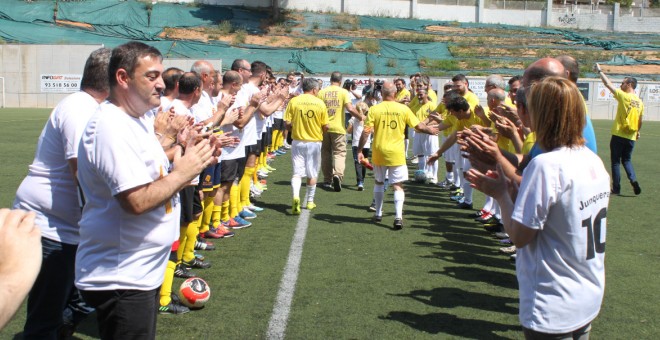 Passadís inicial als participants el partit de futbol de la jornada 'Gols per Junqueras', a Sant Vicenç dels Horts, per demanar la llibertat de l'exvicepresident cessat i la resta de presos. / Marc Font.