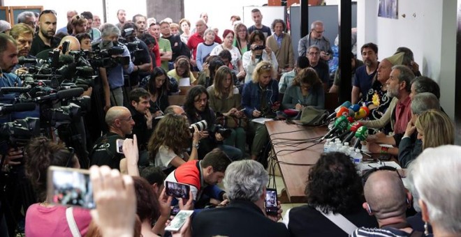 Imagen de la rueda de prensa que ha convocado Willy Toledo en el centro de pastoral San Carlos Borromeo, a la misma hora que debía declarar ante un juzgado por presuntos insultos a Dios y a la Virgen. / EFE