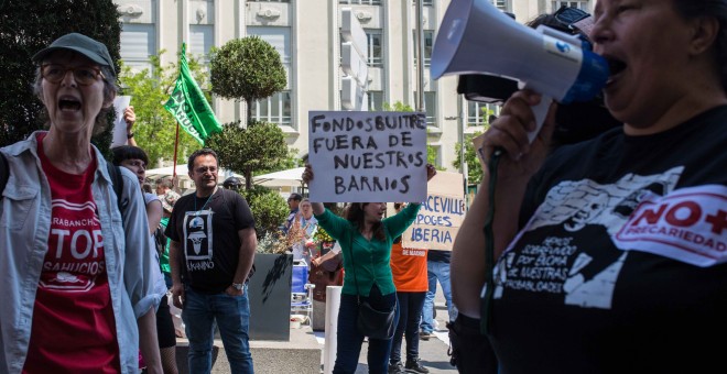 Varias personas se manifiestan contra una convención de fondos buitre junto al Hotel Palace de Madrid.- JAIRO VARGAS