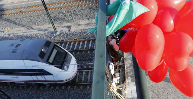 81 globos rojos recordaron a las víctimas del accidente del Alvia en el homenaje que se celebró el pasado mes de julio./ EFE