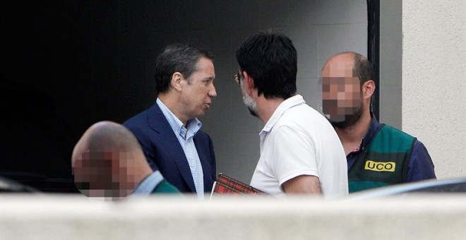 El expresidente de la Generalitat Valenciana y exministro de Trabajo, Eduardo Zaplana, a su llegada a su chalé de Benidorm junto a la comisión judicial tras ser detenido. - EFE